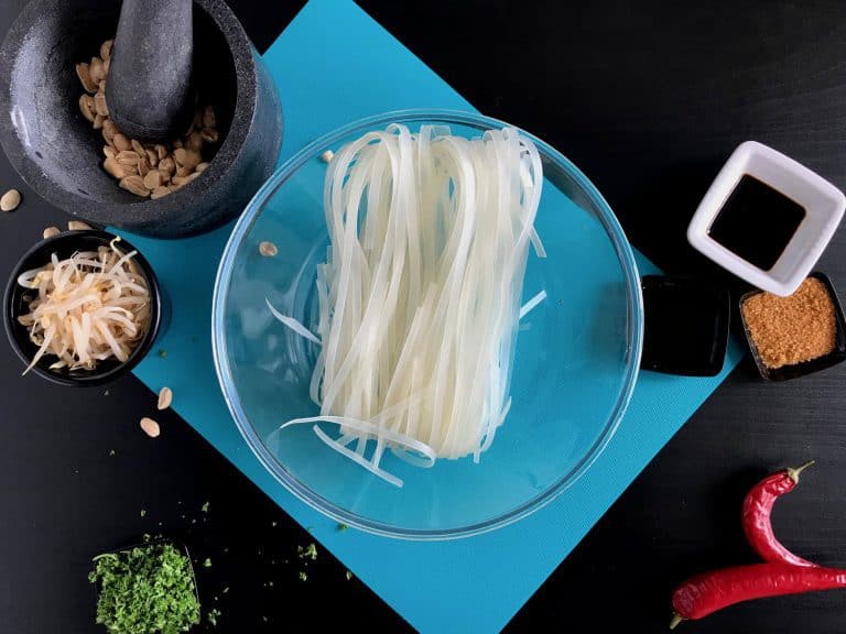 Smažené thajské nudle Pad Thai s kuřecím masem - postup - krok 2