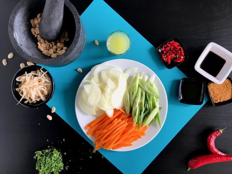 Smažené thajské nudle Pad Thai s kuřecím masem - postup - krok 6