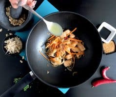 Smažené thajské nudle Pad Thai s kuřecím masem - postup - krok 8