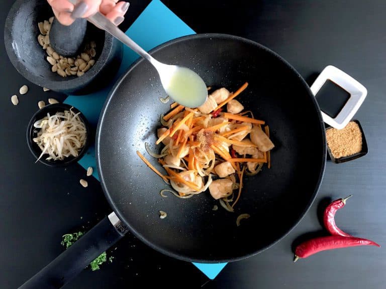 Smažené thajské nudle Pad Thai s kuřecím masem - postup - krok 8