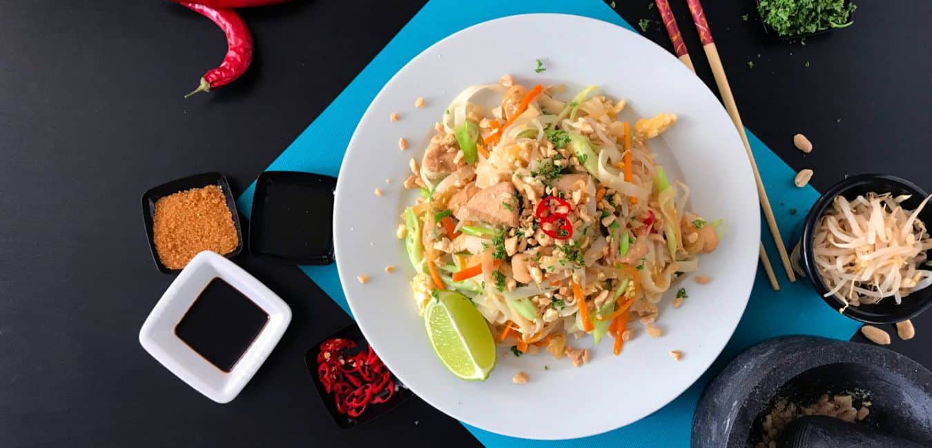 Smažené thajské nudle Pad Thai s kuřecím masem