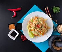 Smažené thajské nudle Pad Thai s kuřecím masem