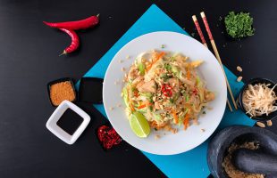 Smažené thajské nudle Pad Thai s kuřecím masem
