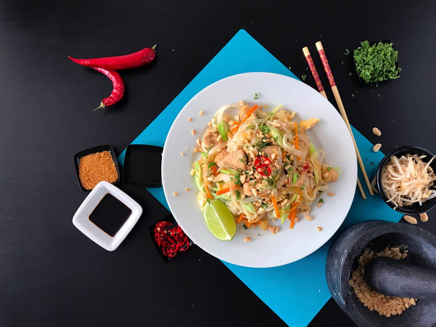 Smažené thajské nudle Pad Thai s kuřecím masem