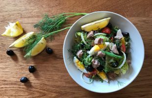 Salát s tuňákem, zelenými fazolkami a vejcem