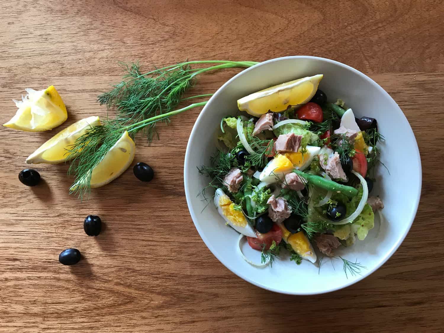 Salát s tuňákem, zelenými fazolkami a vejcem
