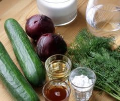 Okurkový salát s cibulí a koprem - postup - krok 1