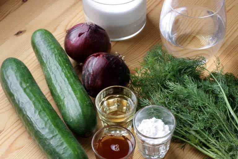 Okurkový salát s cibulí a koprem - postup - krok 1