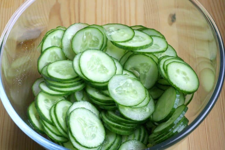 Okurkový salát s cibulí a koprem - postup - krok 2