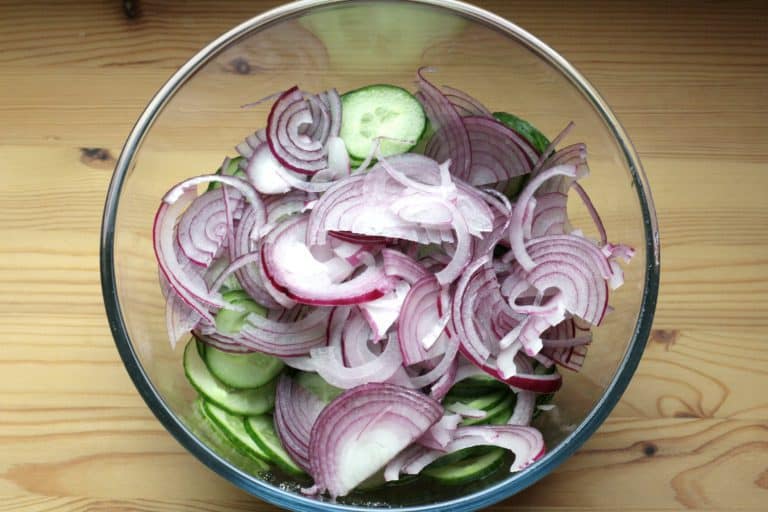 Okurkový salát s cibulí a koprem - postup - krok 3