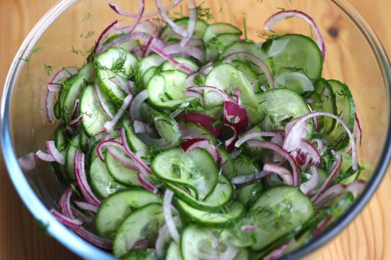 Okurkový salát s cibulí a koprem - postup - krok 4