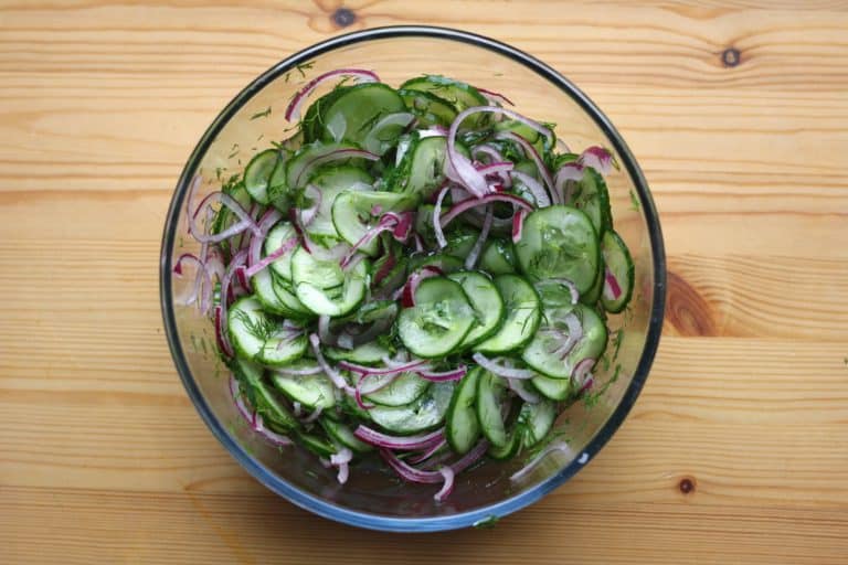 Okurkový salát s cibulí a koprem - postup - krok 5