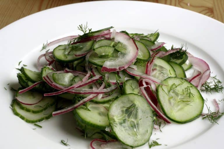 Okurkový salát s cibulí a koprem - postup - krok 6