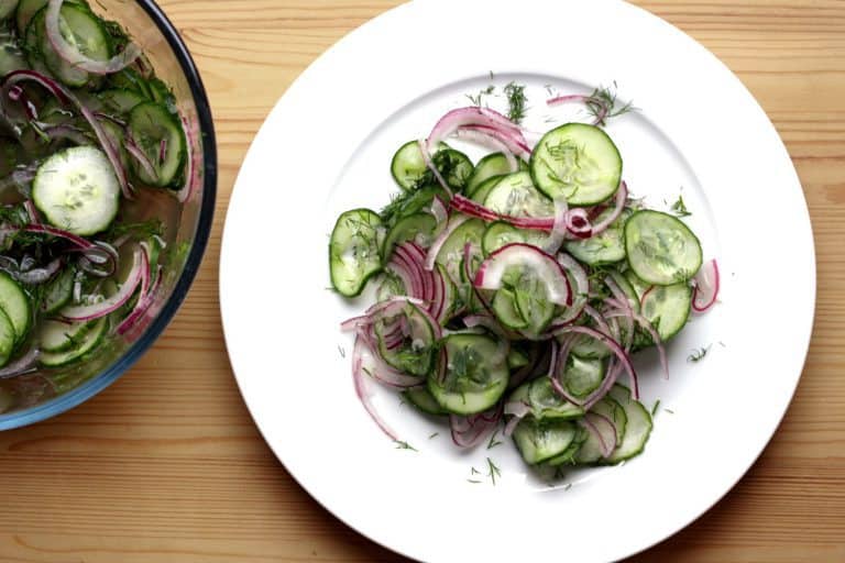 Okurkový salát s cibulí a koprem - postup - krok 7