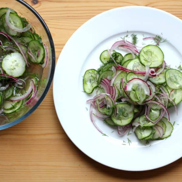 Okurkový salát s cibulí a koprem