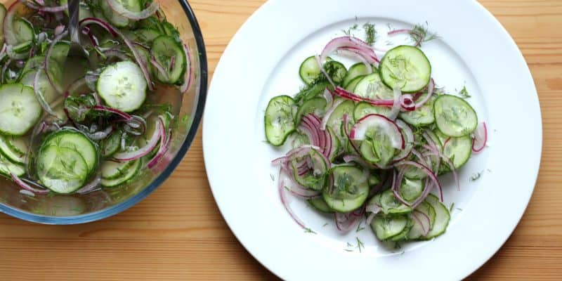 Okurkový salát s cibulí a koprem