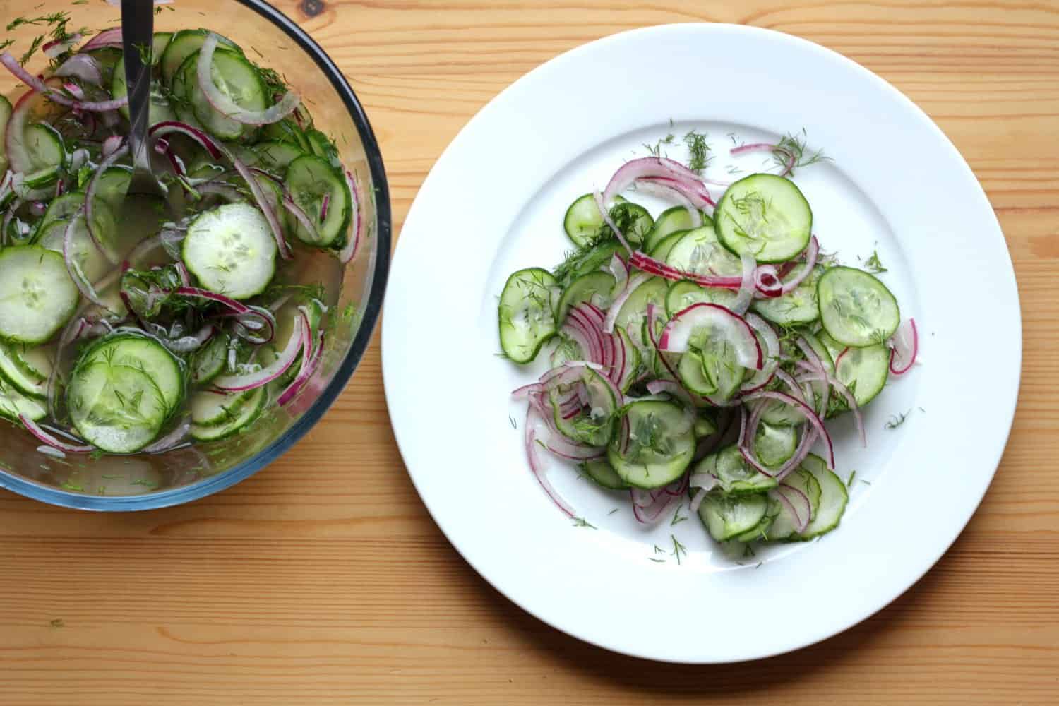 Okurkový salát s cibulí a koprem