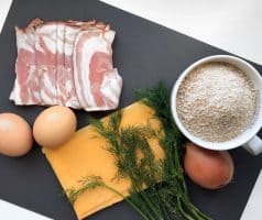 Pohanková kaše se slaninou, čedarem a sázeným vejcem