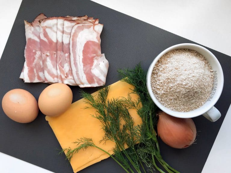 Pohanková kaše se slaninou, čedarem a sázeným vejcem