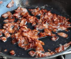 Pohanková kaše se slaninou, čedarem a sázeným vejcem