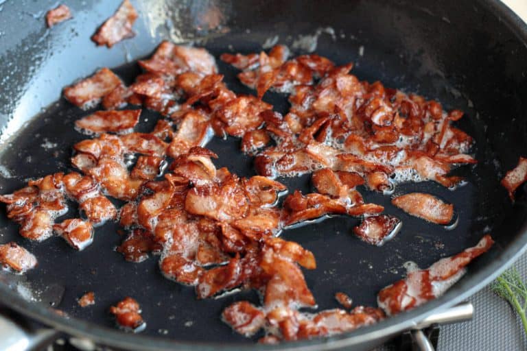 Pohanková kaše se slaninou, čedarem a sázeným vejcem