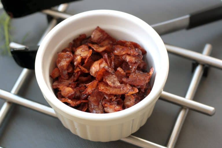 Pohanková kaše se slaninou, čedarem a sázeným vejcem