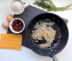 Pohanková kaše se slaninou, čedarem a sázeným vejcem