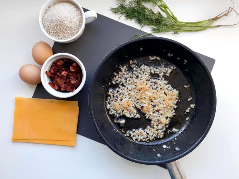 Pohanková kaše se slaninou, čedarem a sázeným vejcem