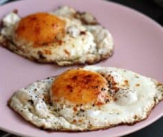 Pohanková kaše se slaninou, čedarem a sázeným vejcem