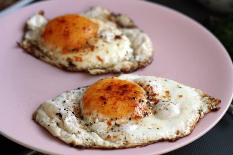 Pohanková kaše se slaninou, čedarem a sázeným vejcem