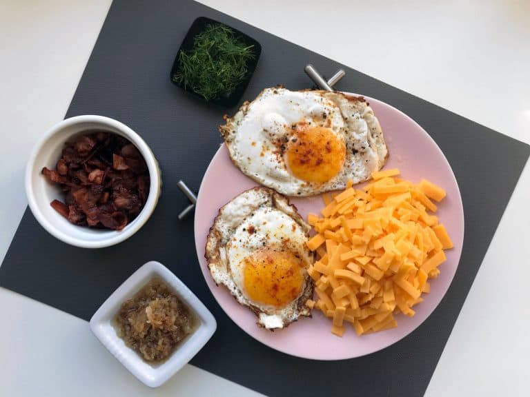 Pohanková kaše se slaninou, čedarem a sázeným vejcem