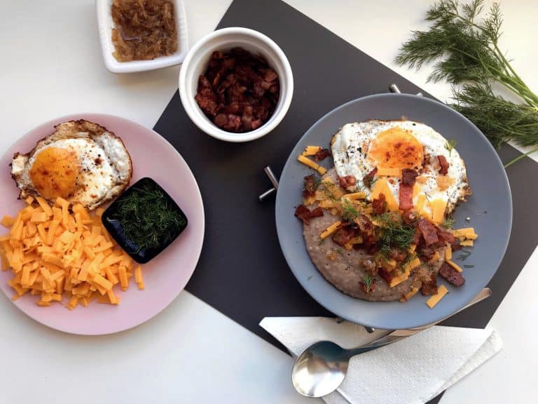 Pohanková kaše se slaninou, čedarem a sázeným vejcem