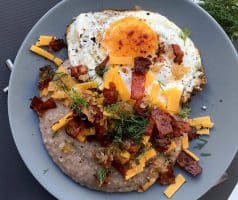 Pohanková kaše se slaninou, čedarem a sázeným vejcem