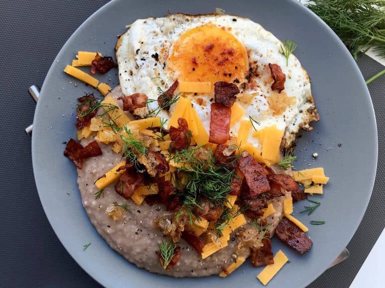 Pohanková kaše se slaninou, čedarem a sázeným vejcem