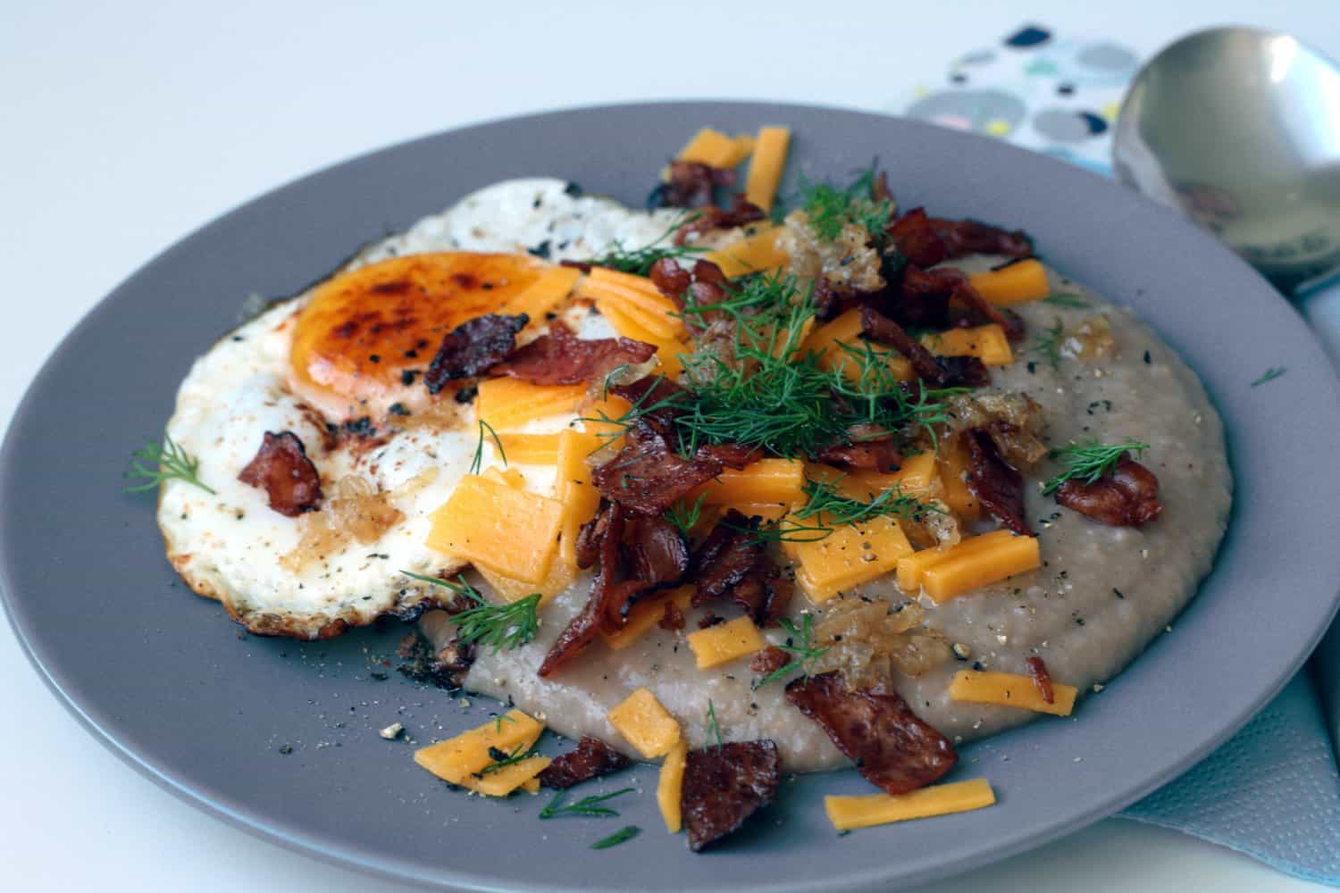 Pohanková kaše se slaninou, čedarem a sázeným vejcem