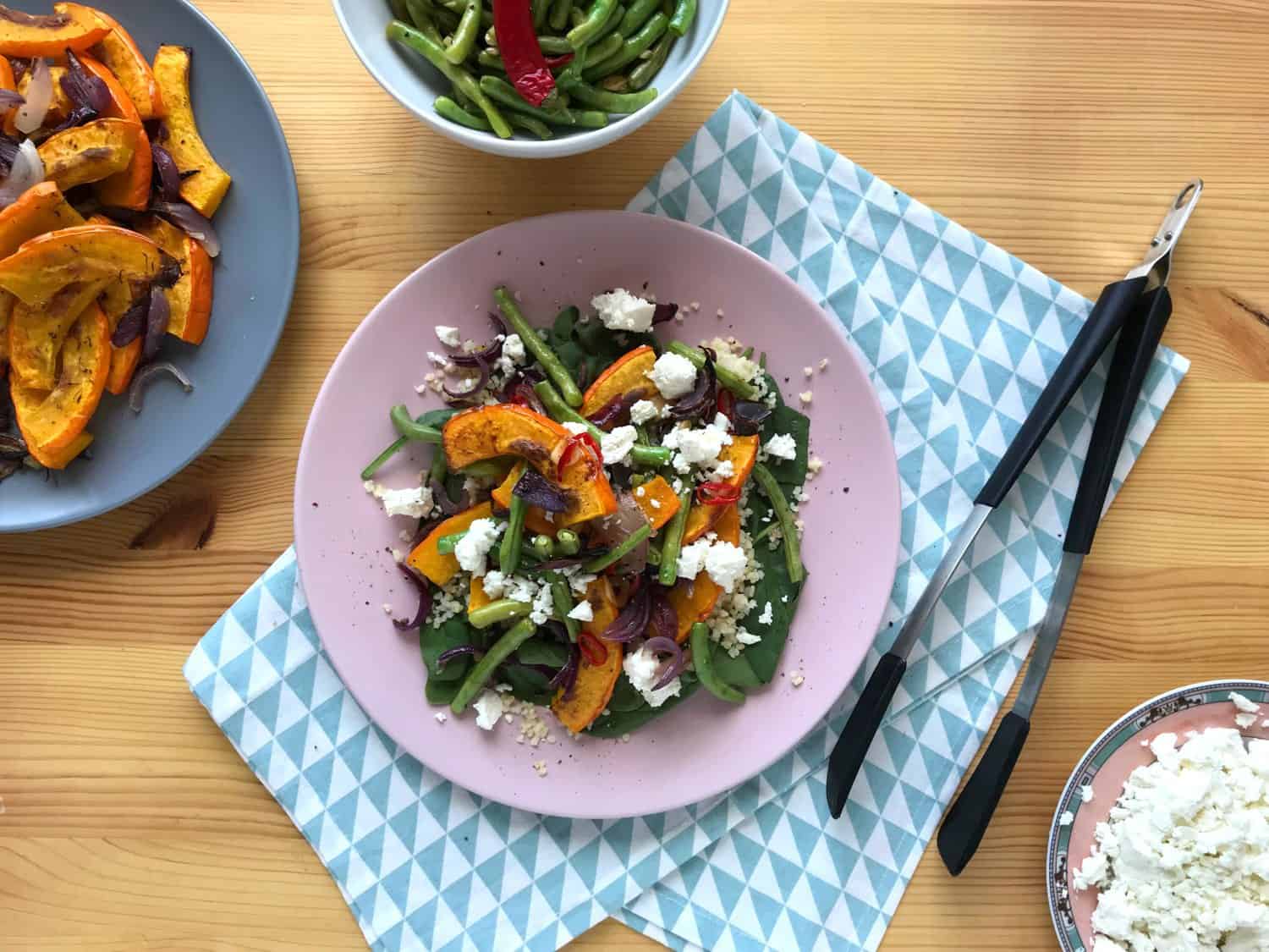 Salát s pečenou dýní, zelenými fazolkami a sýrem feta