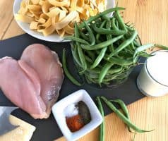 Široké nudle s kuřecím masem, fazolkami a smetanou