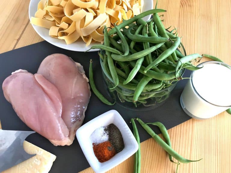 Široké nudle s kuřecím masem, fazolkami a smetanou