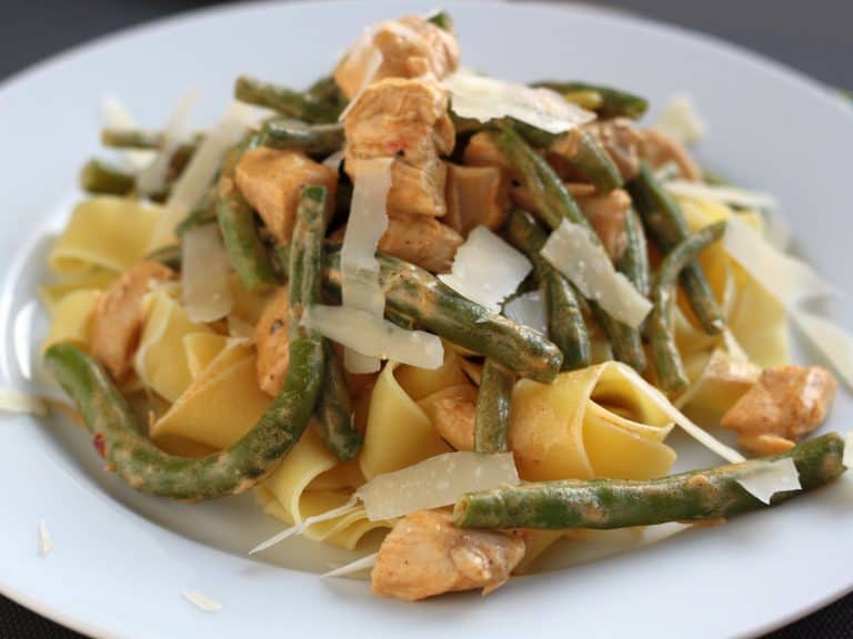 Široké nudle s kuřecím masem, fazolkami a smetanou