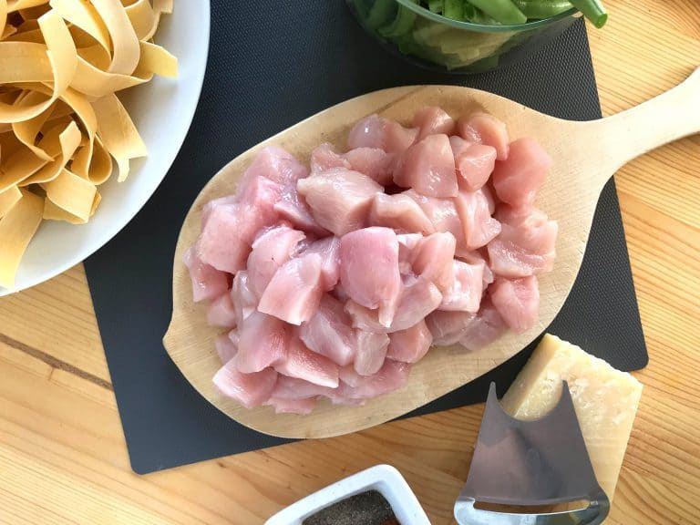 Široké nudle s kuřecím masem, fazolkami a smetanou