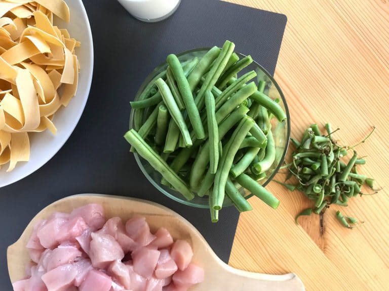 Široké nudle s kuřecím masem, fazolkami a smetanou