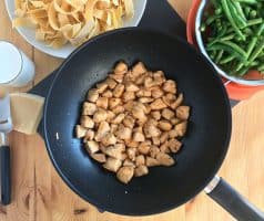 Široké nudle s kuřecím masem, fazolkami a smetanou