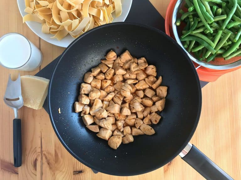 Široké nudle s kuřecím masem, fazolkami a smetanou