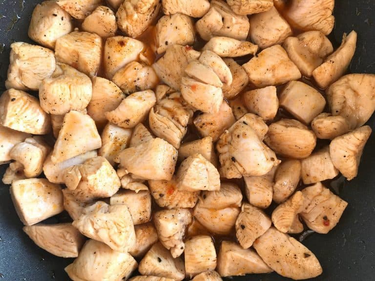 Široké nudle s kuřecím masem, fazolkami a smetanou