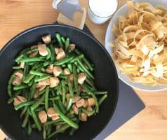 Široké nudle s kuřecím masem, fazolkami a smetanou