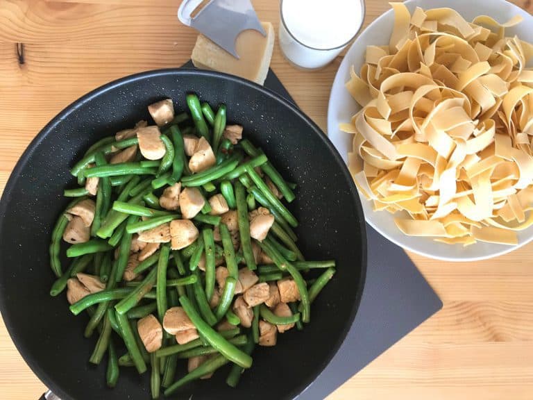 Široké nudle s kuřecím masem, fazolkami a smetanou