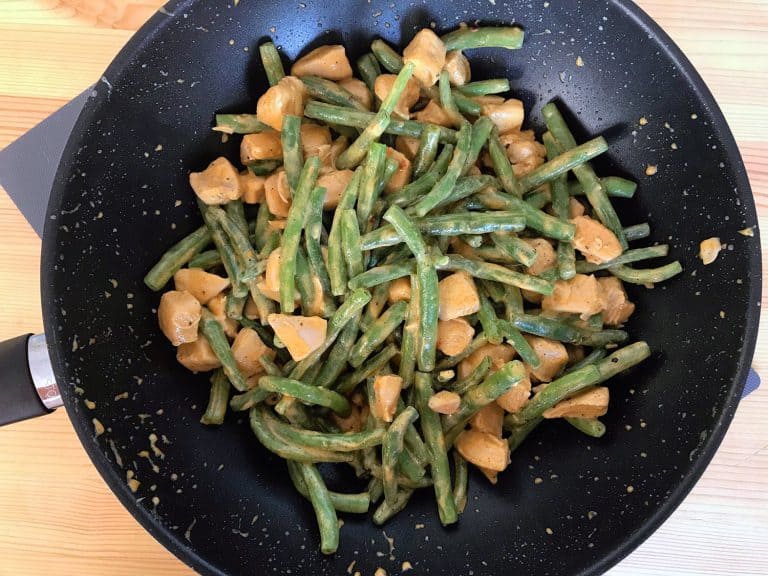 Široké nudle s kuřecím masem, fazolkami a smetanou