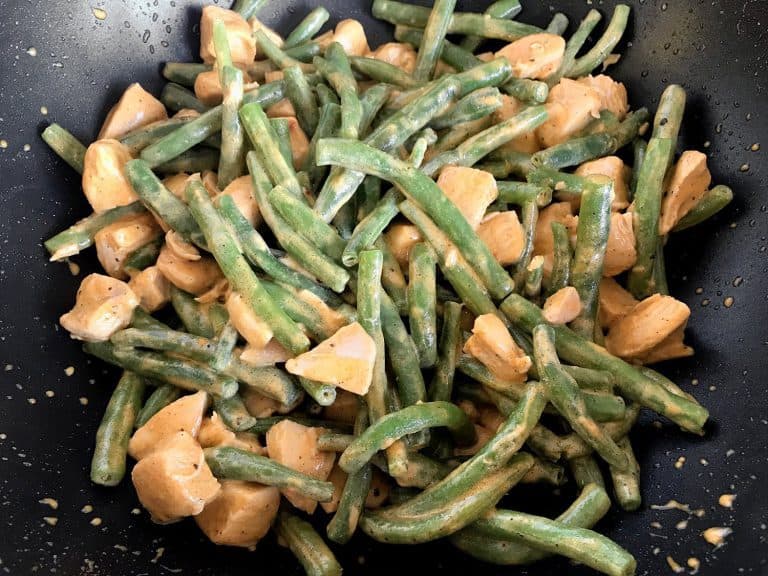 Široké nudle s kuřecím masem, fazolkami a smetanou