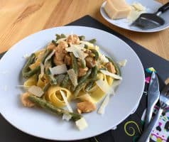 Široké nudle s kuřecím masem, fazolkami a smetanou