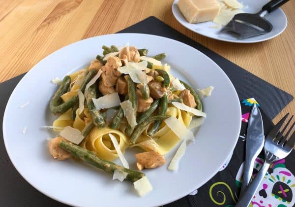 Široké nudle s kuřecím masem, fazolkami a smetanou